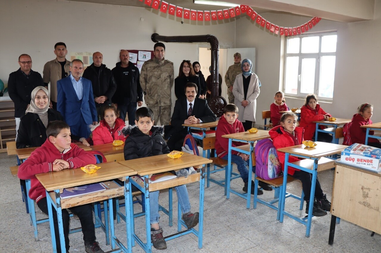 OKUL İDARESİ VE ÖĞRETMENLERLE GÖRÜŞEN KAYMAKAM DUMAN, EĞİTİM FAALİYETLERİ, OKULUN FİZİKİ DURUMU VE...