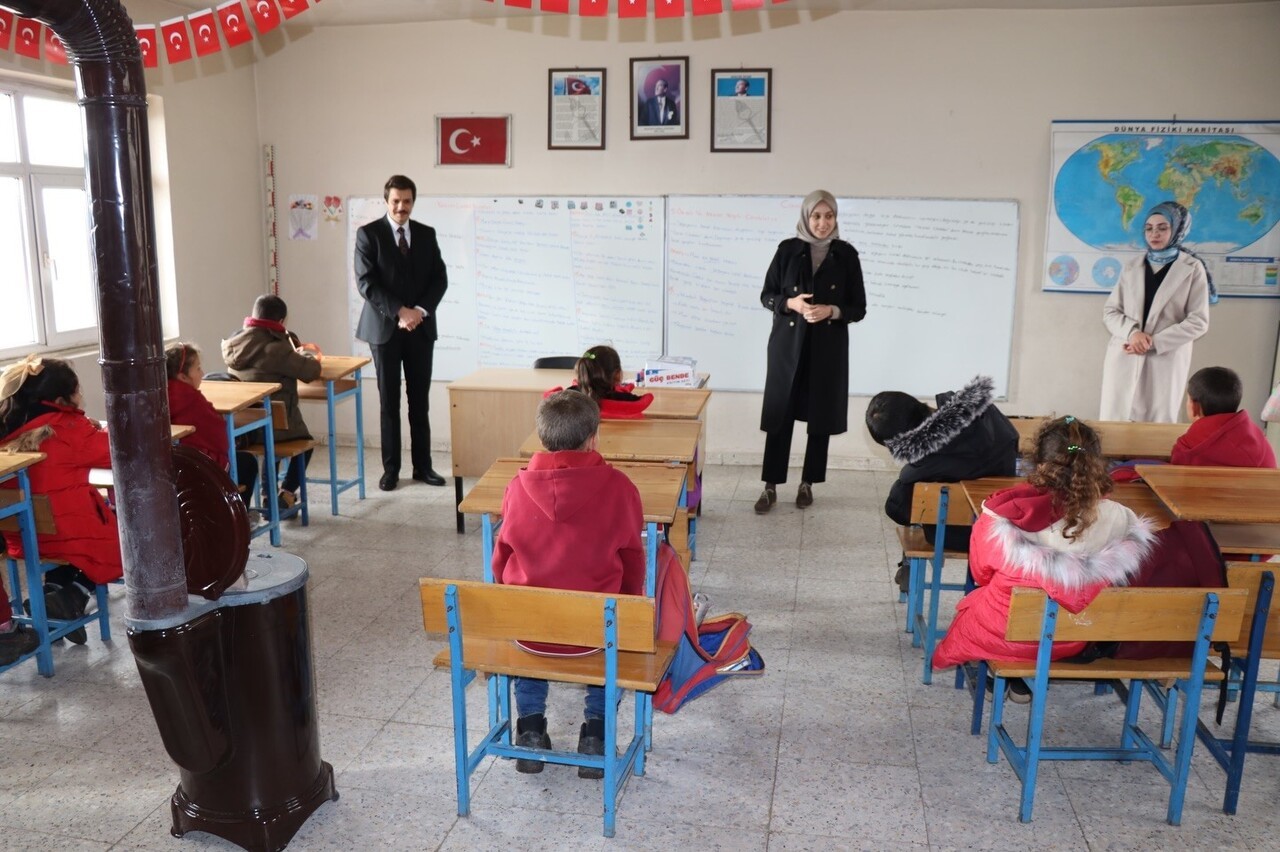 OKUL İDARESİ VE ÖĞRETMENLERLE GÖRÜŞEN KAYMAKAM DUMAN, EĞİTİM FAALİYETLERİ, OKULUN FİZİKİ DURUMU VE...