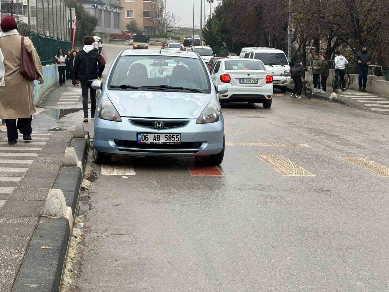 OKUL ÖNÜNDE YAYA GEÇİDİNE PARK ARAÇ TEPKİ TOPLADI