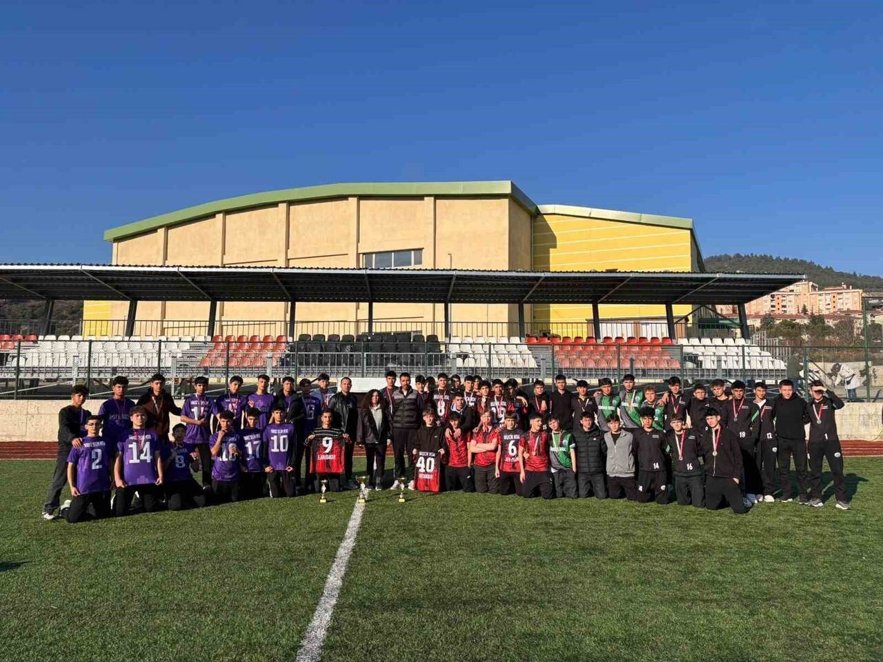 OKUL SPORLARI GENÇLER FUTBOL MÜSABAKALARIN ŞAMPİYONU MESLEKİ VE TEKNİK ANADOLU LİSESİ