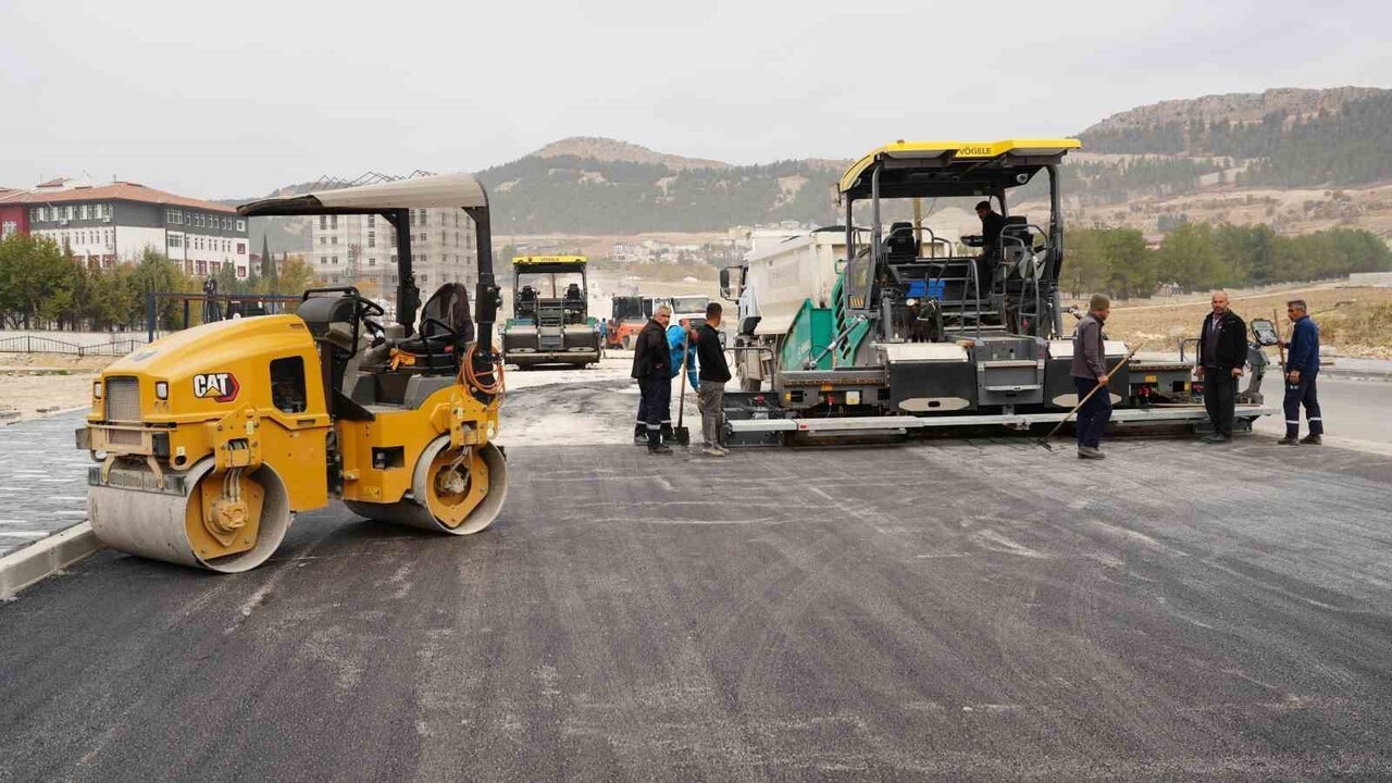 OKULLAR BÖLGESİNDE ASFALT ÇALIŞMALARINA DEVAM EDİYOR