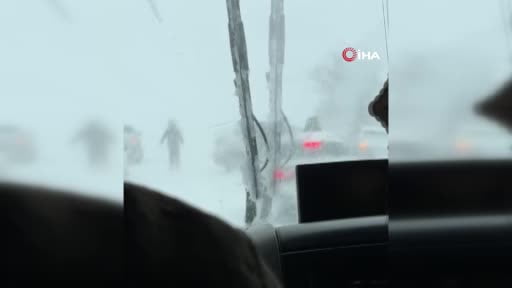 Okullar bölgesinde öğrenciler kar nedeniyle mahsur kaldı