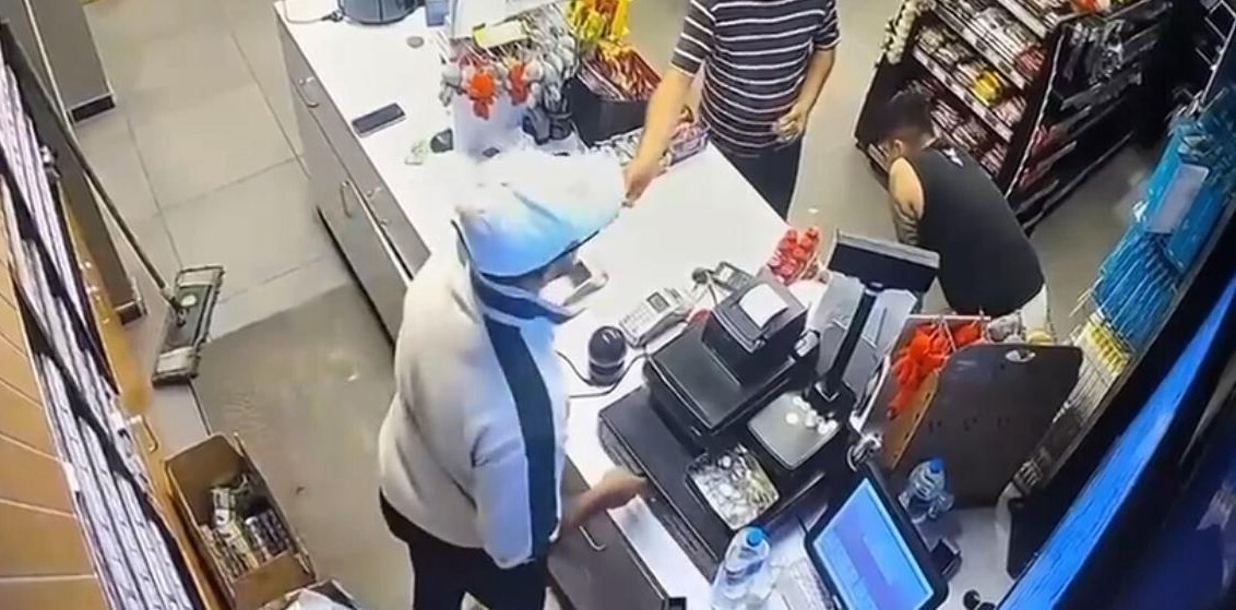 OLAY ANI GÜVENLİK KAMERASINA YANSIDI.