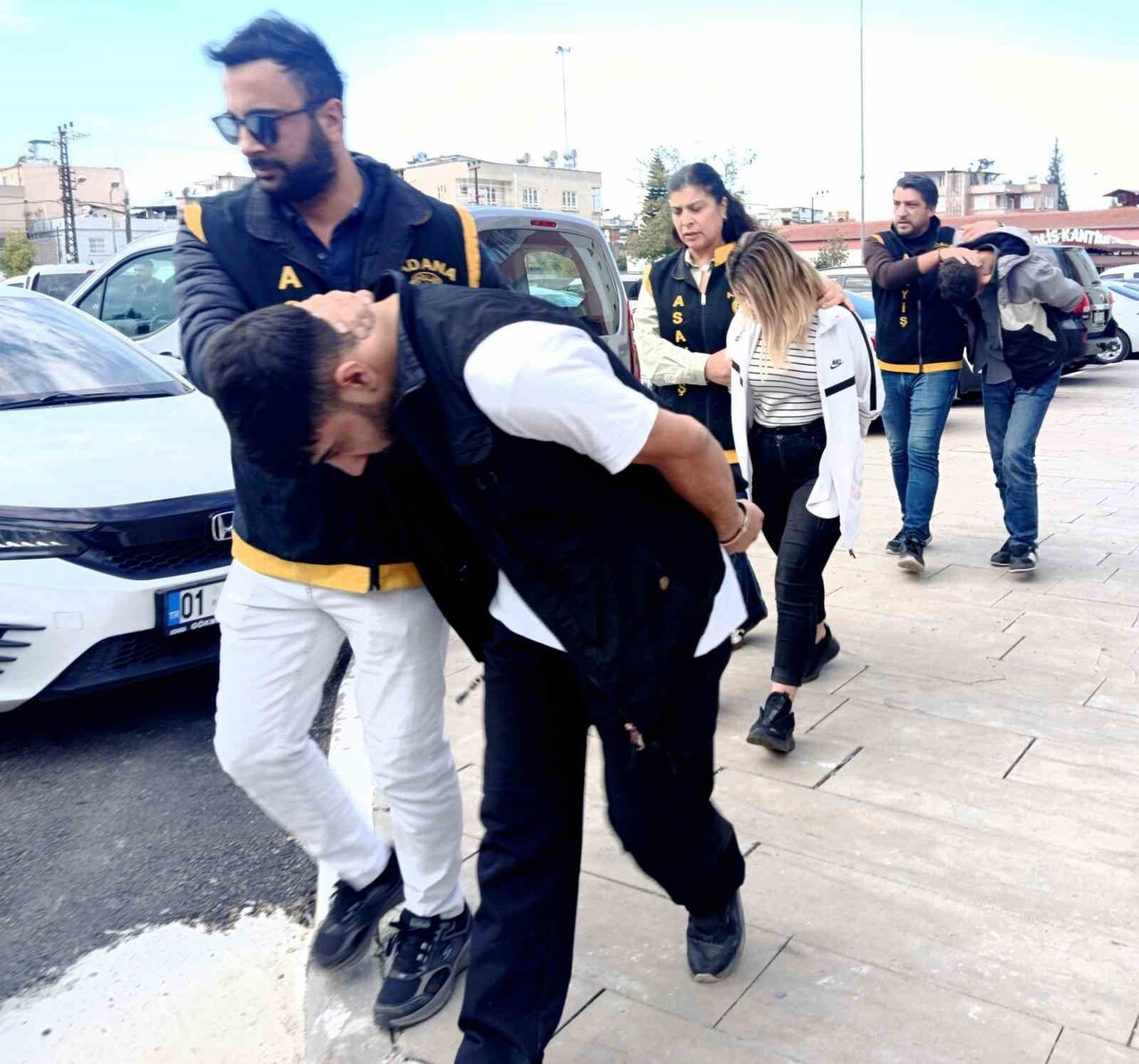 ÖNDEKİ ŞÜPHELİ A.B., SEVGİLİSİ Y.S. (ARKADA) VE ŞÜPHELİNİN SAKLANMASINA YARDIM EDEN...