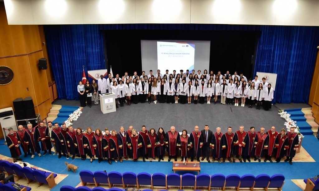 ONDOKUZ MAYIS ÜNİVERSİTESİ (OMÜ) VETERİNER FAKÜLTESİ’NDE GELENEK HÂLİNE GELEN "BEYAZ ÖNLÜK TAKDİM...