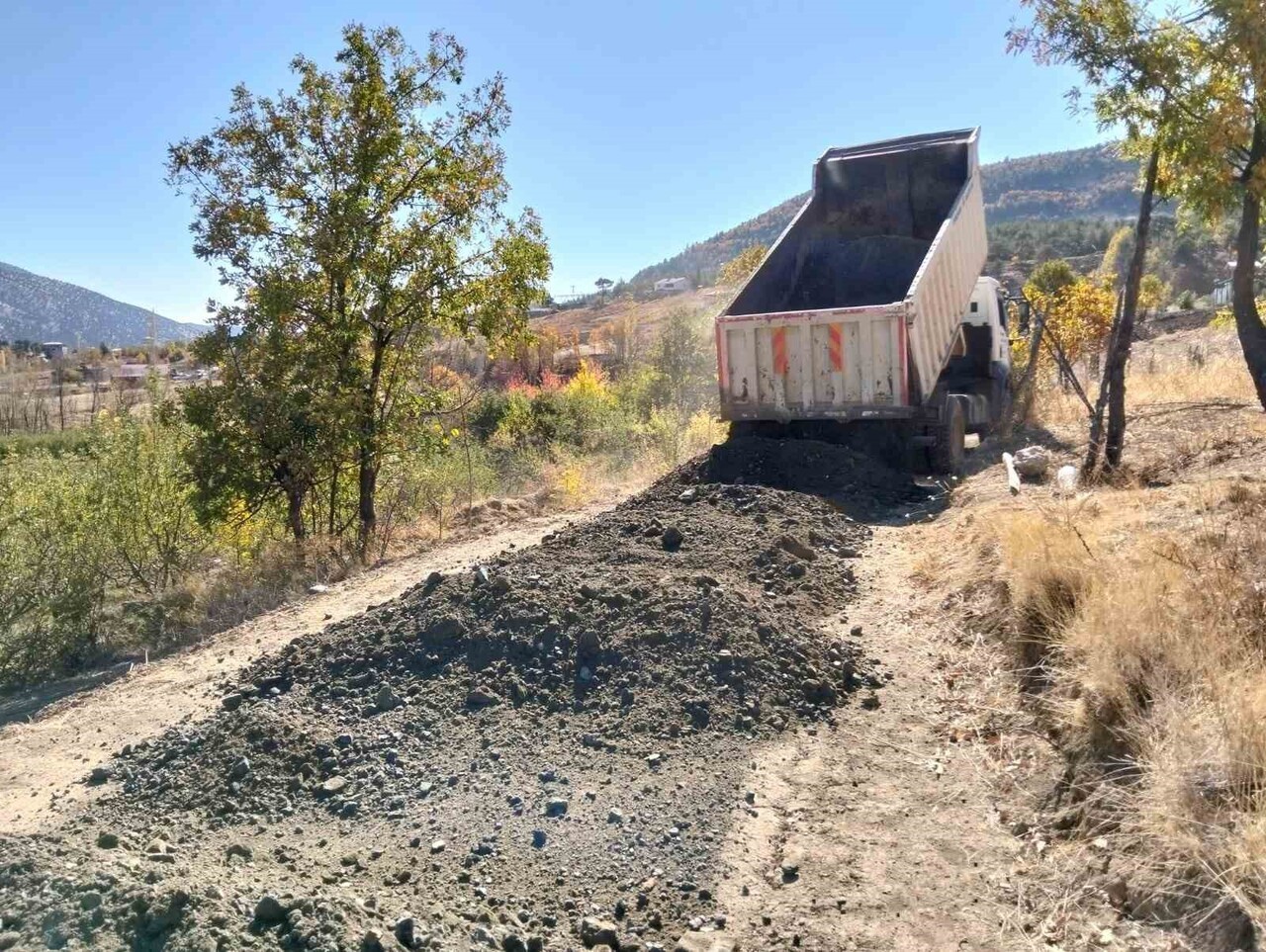 ONİKİŞUBAT BELEDİYESİ, İLÇENİN TÜM MAHALLELERİNDE YAŞAM KALİTESİNİ ARTIRMAYA YÖNELİK ÇALIŞMALARINI...