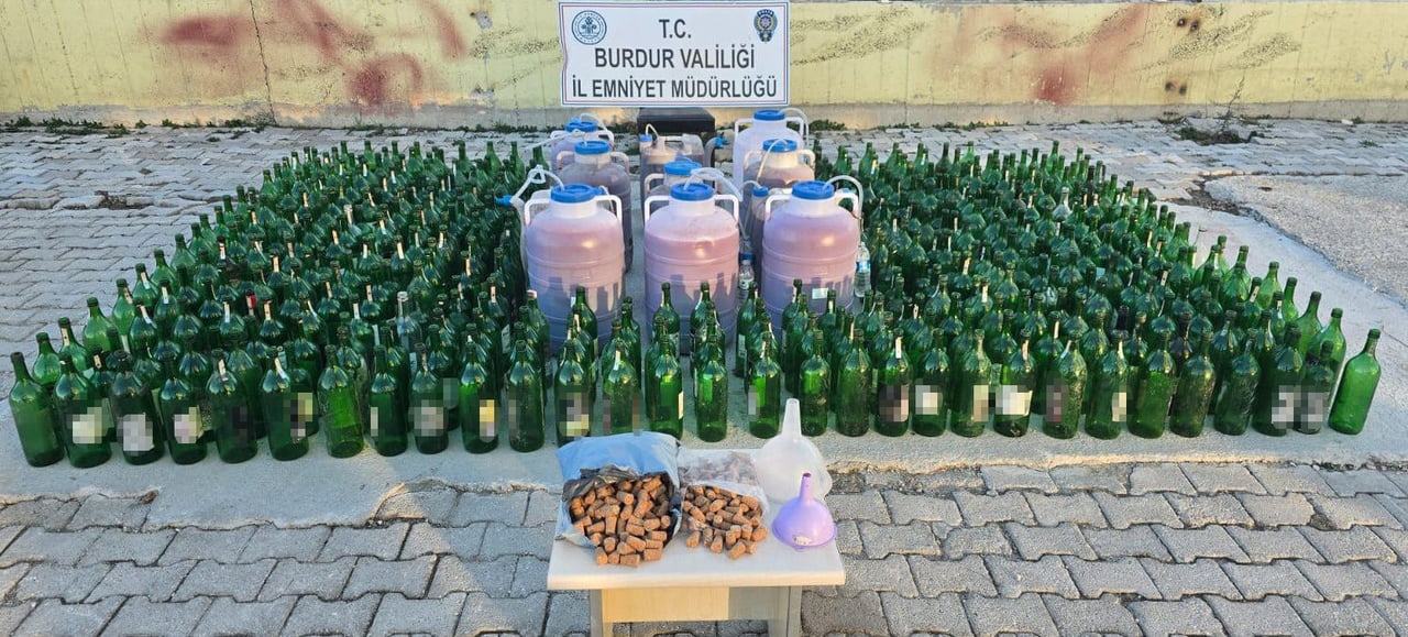 OPERASYONDA YÜZLERCE LİTRE KAÇAK ŞARAP ELE GEÇİRİLDİ