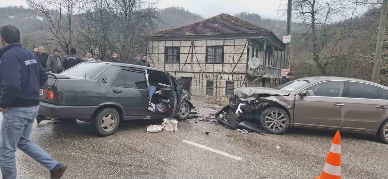 ORDU’NUN FATSA İLÇESİNDE TOFAŞ MARKA OTOMOBİL İLE YABANCI PLAKALI FARKLI BİR OTOMOBİLİN ÇARPIŞMASI...