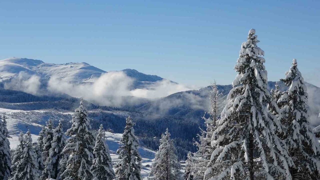 ORDU’NUN KABADÜZ İLÇESİNDE ETKİLİ OLAN KAR YAĞIŞI, KARTPOSTALLIK MANZARALAR ORTAYA SUNDU.