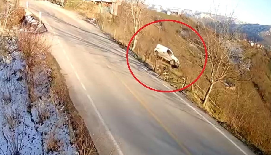 ORDU’NUN KORGAN İLÇESİNDE KONTROLDEN ÇIKAN TİCARİ ARAÇ, 30 METRE YÜKSEKLİKTEN FINDIK BAHÇESİNDE...