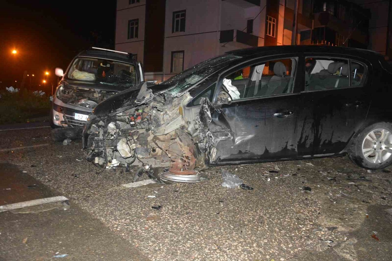 ORDU’NUN ÜNYE İLÇESİNDE HAFİF TİCARİ ARAÇ İLE OTOMOBİLİN KAFA KAFAYA ÇARPIŞMASI SONUCU 1 KİŞİ...