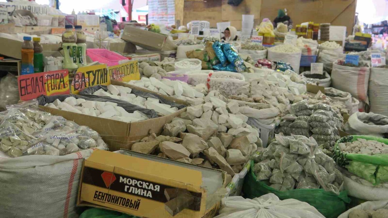 ORTA ASYA ÜLKESİ KIRGIZİSTAN'DA HALK, VİTAMİN VE MİNERAL İHTİYACINI KARŞILADIĞI İNANCIYLA PAZARDA...