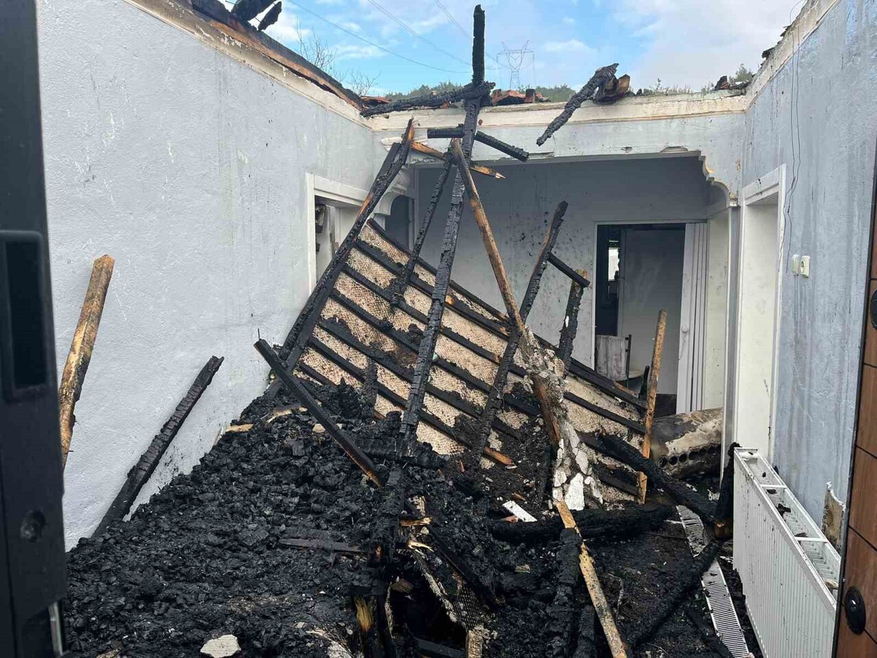 OSMANELİ İLÇESİNDE ÇIKAN EV YANGININDA EŞYALAR KULLANILMAZ HALE GELDİ.