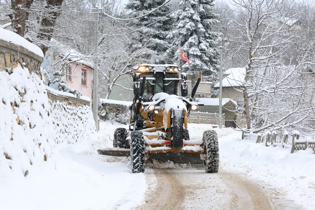 OSMANGAZİ BELEDİYESİ, KAR YAĞIŞININ ETKİLİ OLMASIYLA BİRLİKTE İLÇE GENELİNDE SORUMLULUK ALANINDAKİ...