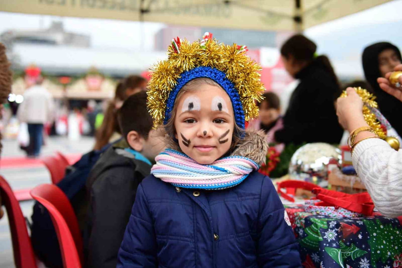 OSMANGAZİ MEYDANI'NDAKİ YENİ YIL FESTİVALİ, RENKLİ GÖRÜNTÜLERE SAHNE OLDU.