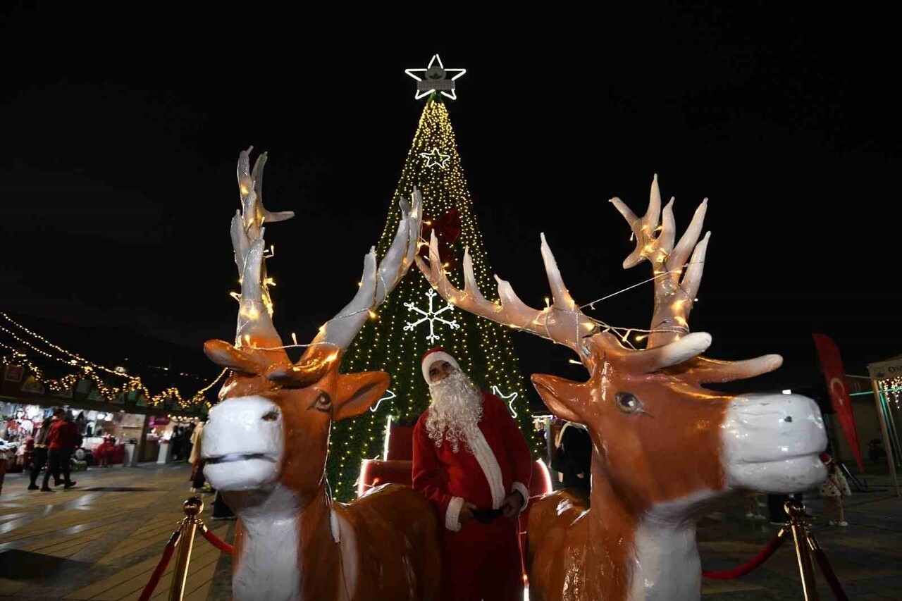 OSMANGAZİ MEYDANI, AKŞAM SAATLERİNDE HAYATA GEÇİRİLEN ETKİNLİKLERLE YENİ YIL ATMOSFERİNİ ŞEHİR...