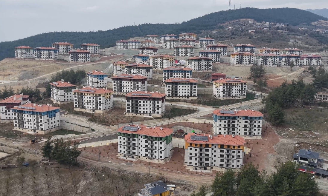 OSMANİYE'NİN BAHÇE İLÇESİNDE YAPIMI TAMAMLANAN 221 KONUTUN ANAHTARLARI, DÜZENLENEN TÖRENLE HAK...