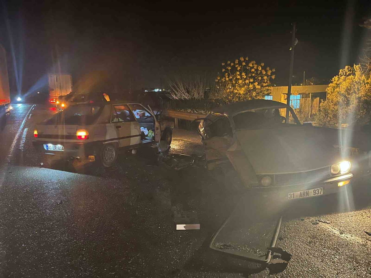 OSMANİYE'NİN KADİRLİ İLÇESİNDE İKİ OTOMOBİLİN ÇARPIŞMASI SONUCU MEYDANA GELEN TRAİK KAZASINDA 1...