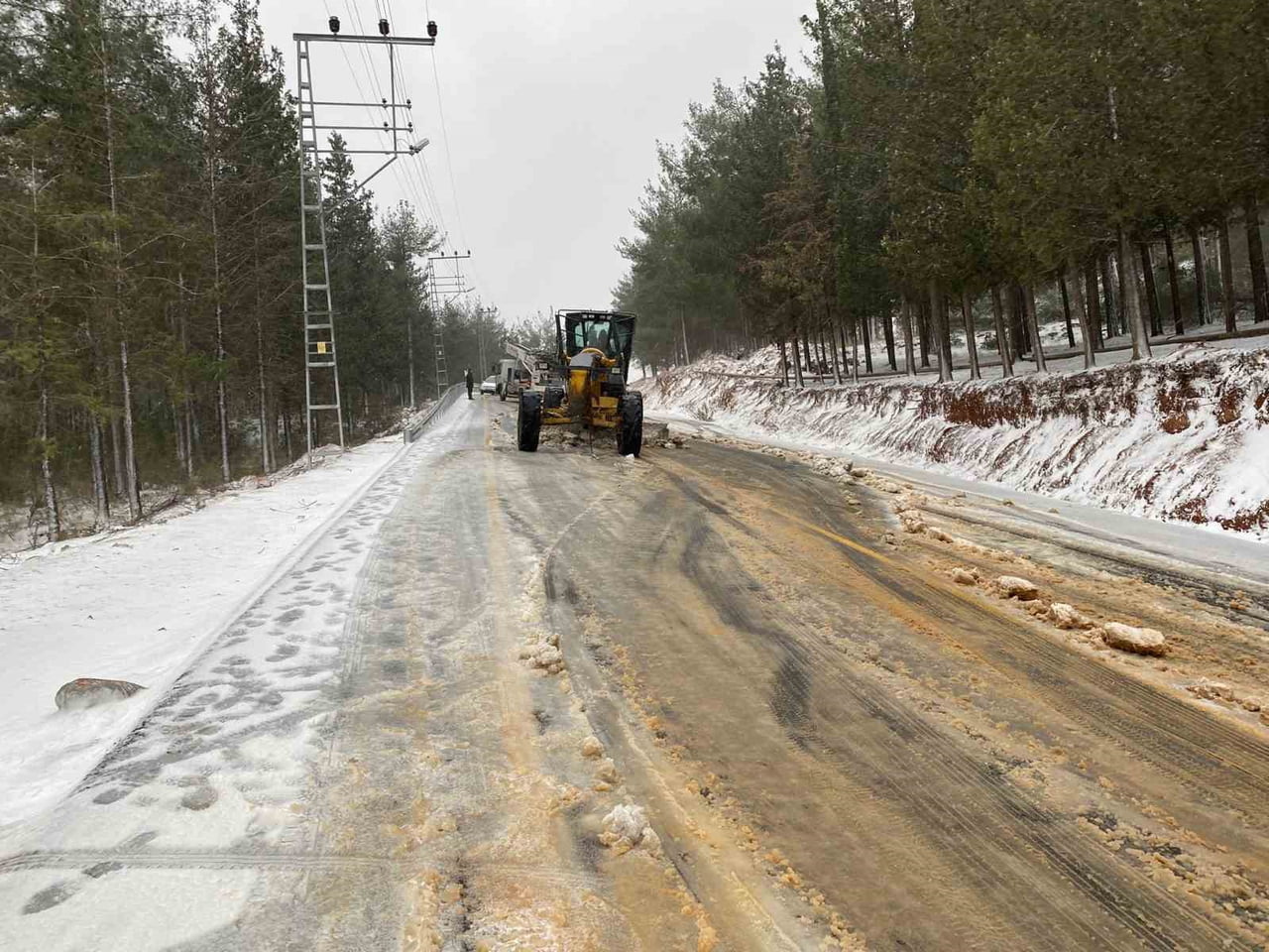 OSMANİYE'NİN YÜKSEK KESİMLERİNDE ETKİLİ OLAN YOĞUN KAR YAĞIŞI HAYATI OLUMSUZ ETKİLEDİ.