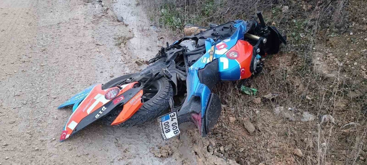 OTOMOBİL İLE MOTOSİKLETİN ÇARPIŞTI;1 YARALI