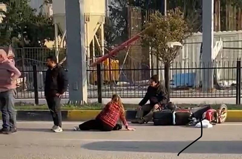 OTOMOBİLİN ÇARPTIĞI MOTOSİKLETTEKİ 2 KİŞİ YARALANDI