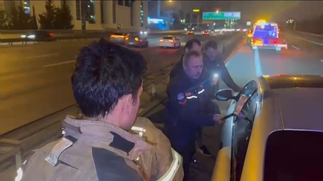 OTOYOLDA ARACININ İÇİNDE UYUYAN ADAMI İTFAİYE CAMI KIRARAK UYANDIRDI