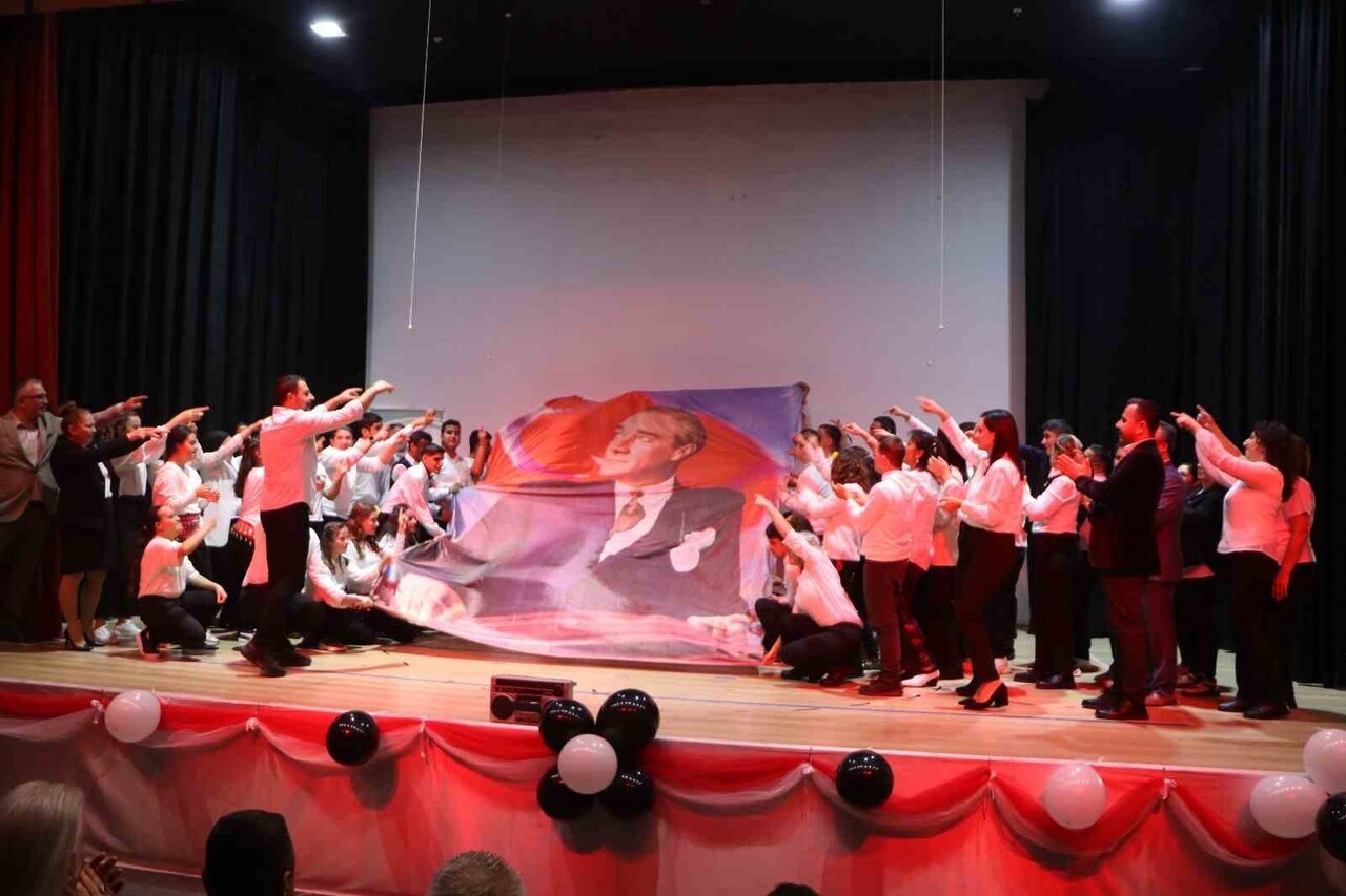 ÖZEL ÖĞRENCİLERİN SAHNE GÖSTERİLERİ BEĞENİ TOPLADI