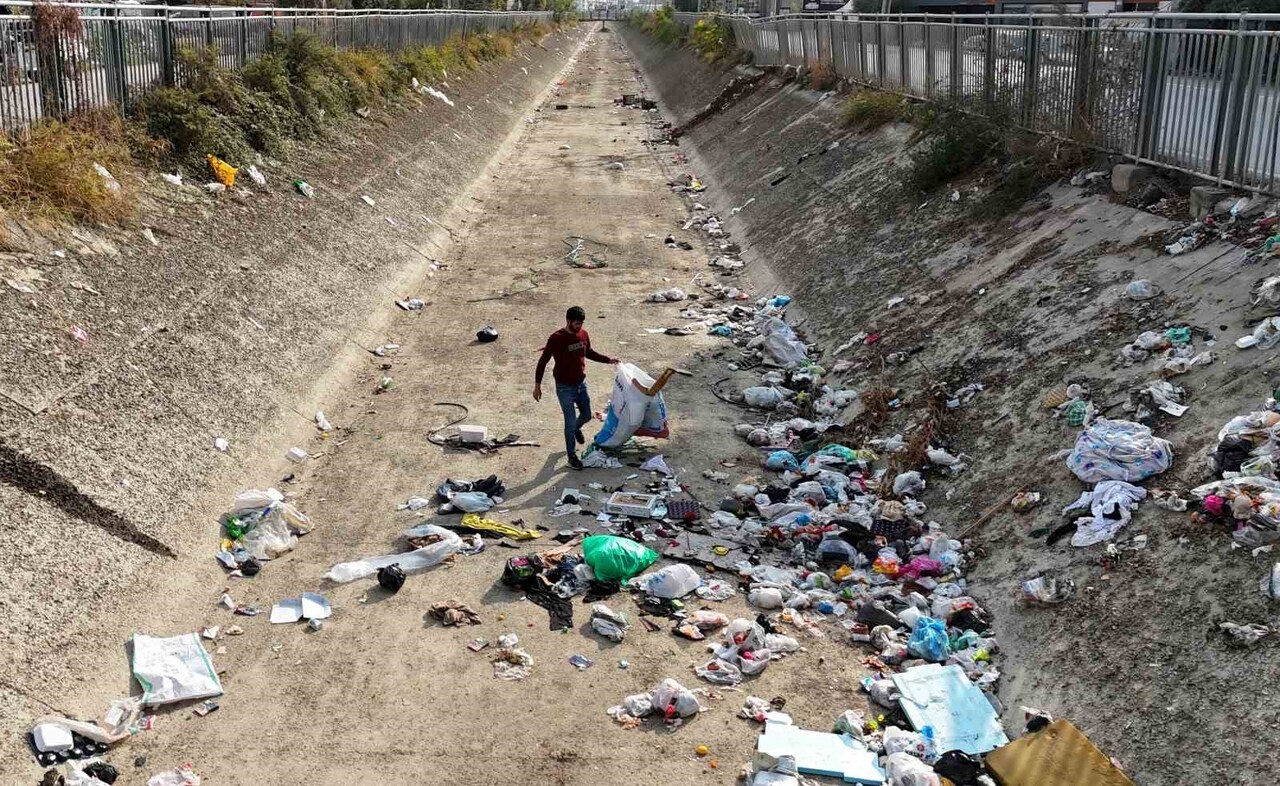 ÖZELLİKLE MERKEZ SEYHAN İLÇESİNE BAĞLI GÜLBAHÇESİ MAHALLESİ'NDEN GEÇEN SULAMA KANALI, PLASTİK...