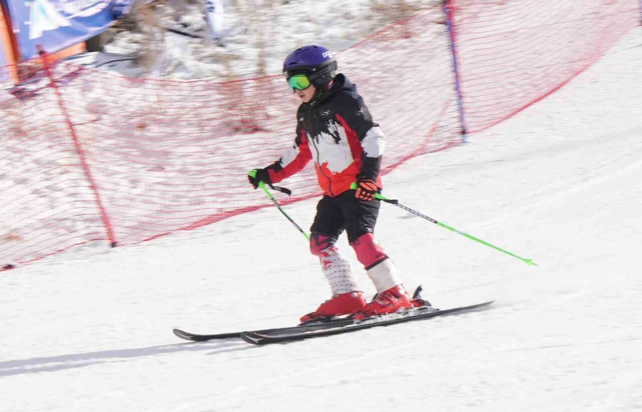 PALANDÖKEN'DE KAYAK SEZONU AÇILDI. DAĞDA YETERLİ KAR OLMAMASINA RAĞMEN YAPAY KARLA PİSTLER HAFTA...