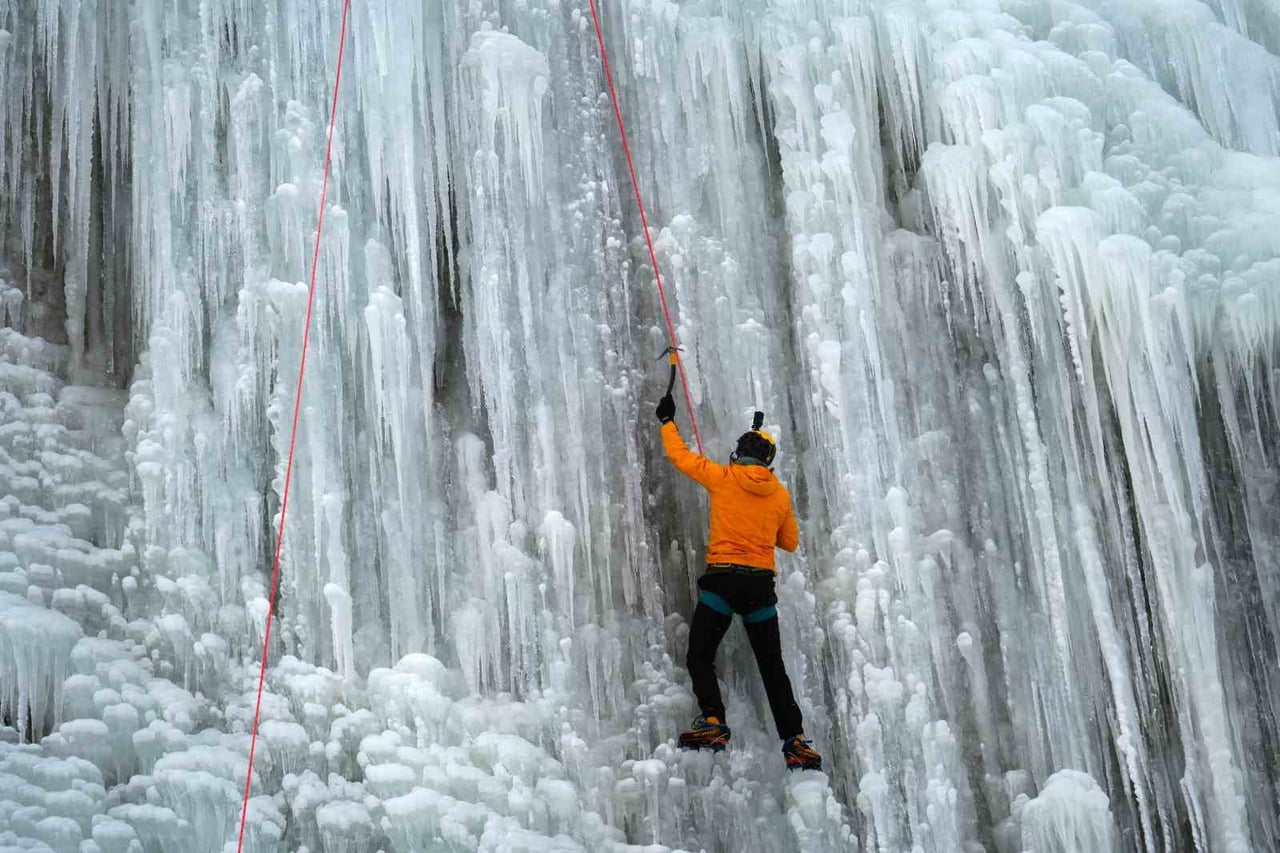 PALANDÖKEN KAYAK MERKEZİ BULUNAN BUZ TIRMANIŞ DUVARI, ADRENALİN TUTKUNLARINI BEKLİYOR.