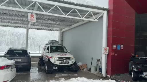 Paletli ambulans 60 santim kara girdi, yaşlı hastaya ulaştı