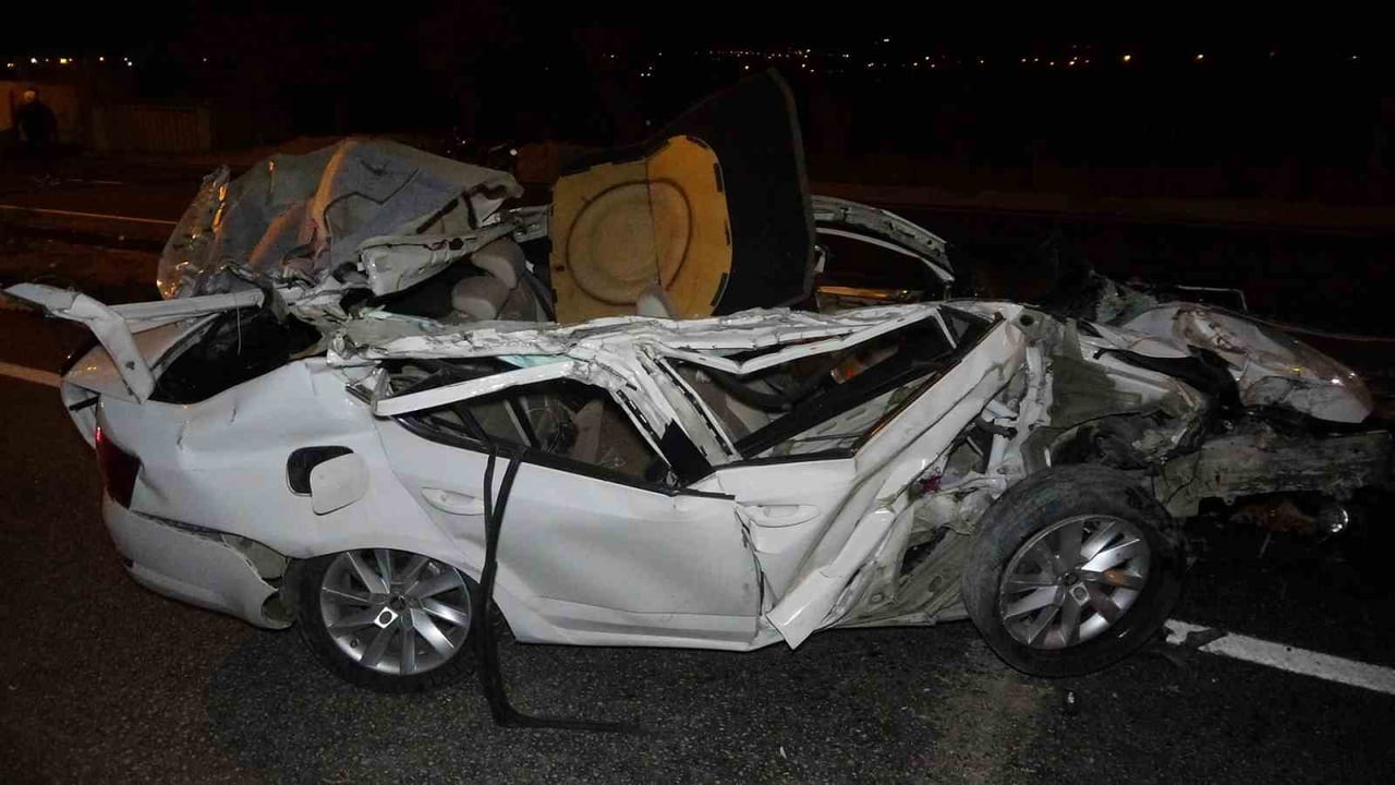 PARK HALİNDEKİ TIRA ÇARPAN OTOMOBİL HURDAYA DÖNDÜ:1'AĞIR 2 YARALI