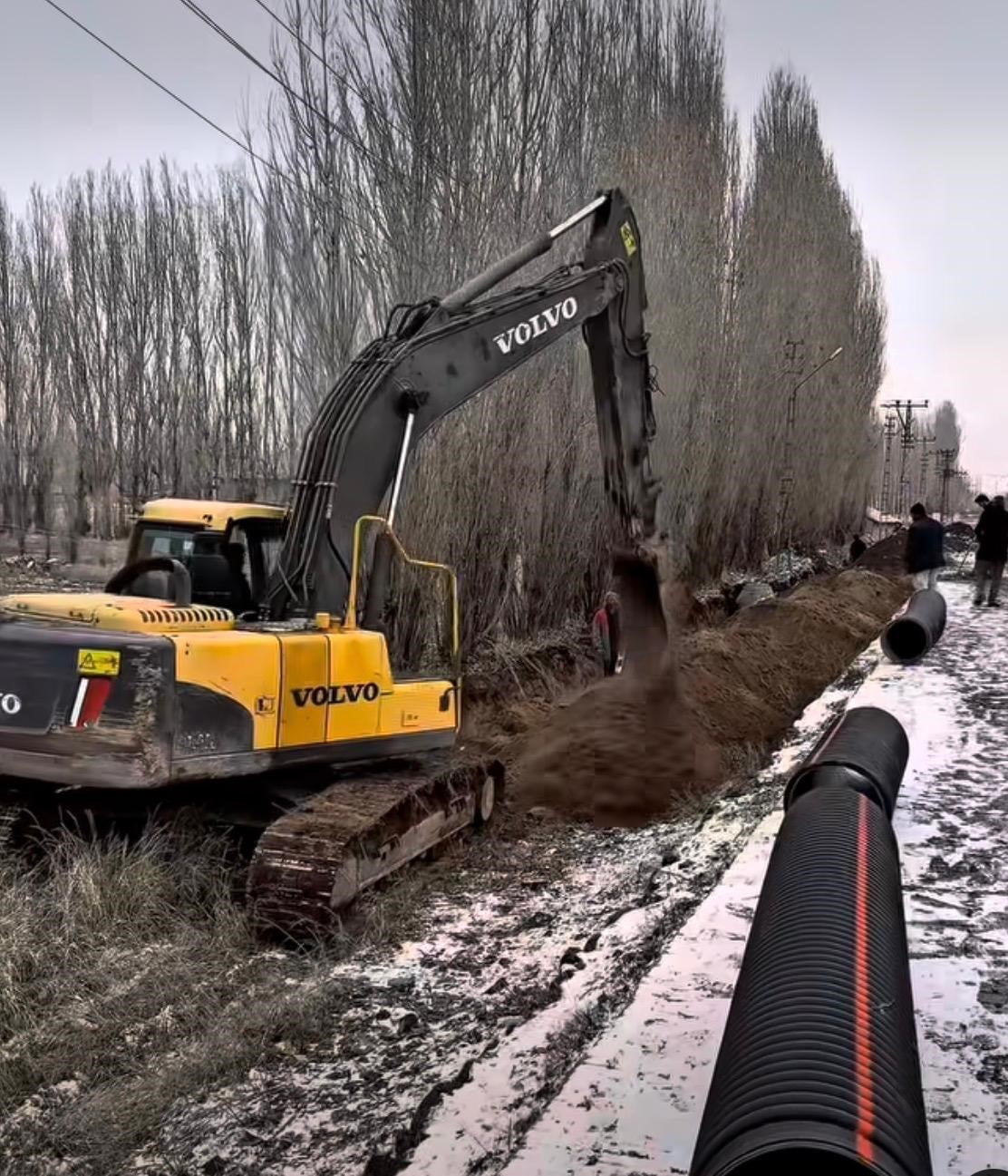 PATNOS BELEDİYESİ, KAR VE KIŞ ŞARTLARINA RAĞMEN İLÇE GENELİNDE VATANDAŞLARIN İHTİYAÇLARINI...