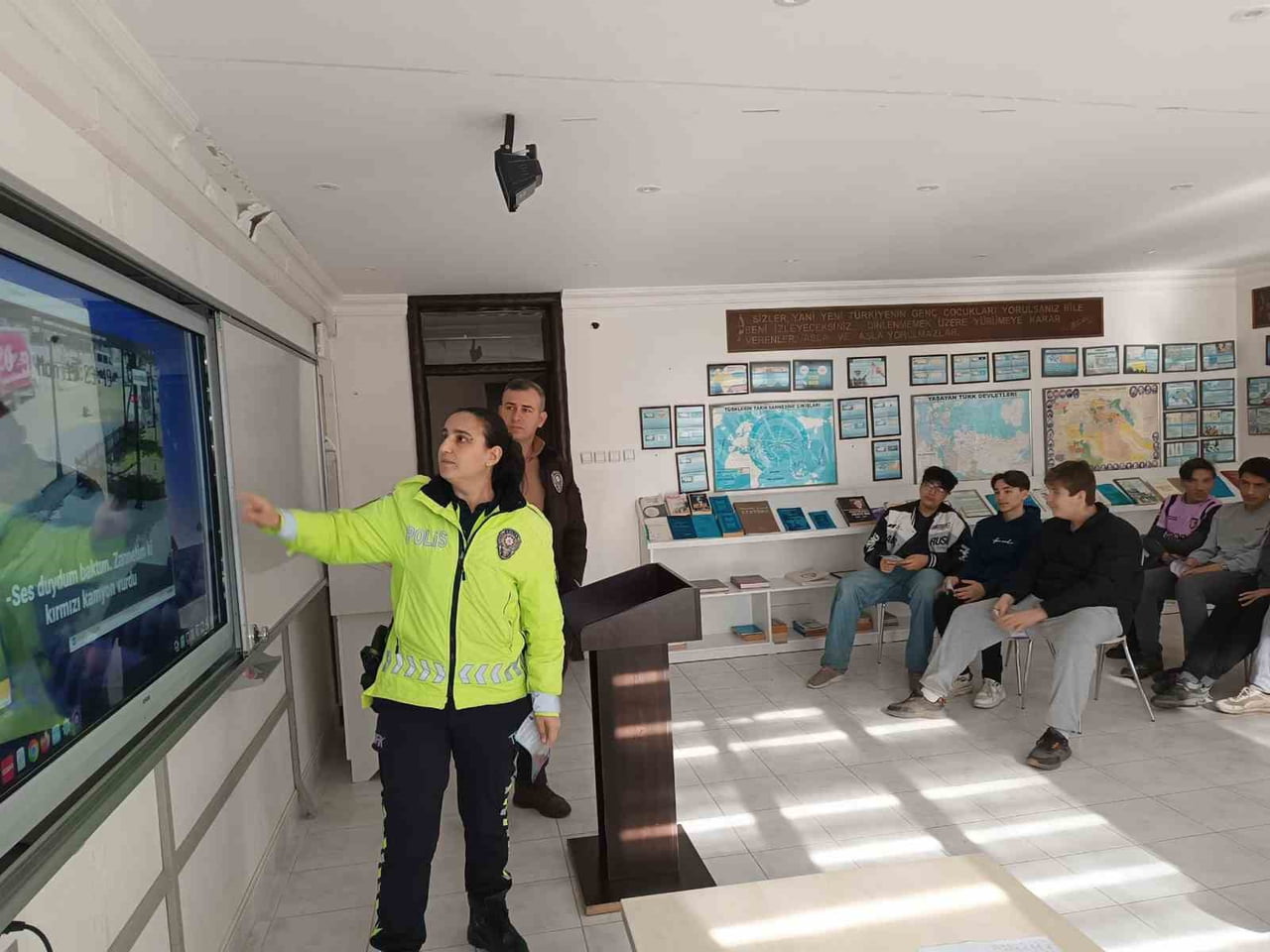 PEHLİVANKÖY’DE LİSE ÖĞRENCİLERİNE “TRAFİK DEDEKTİFLERİ” EĞİTİMİ VERİLDİ