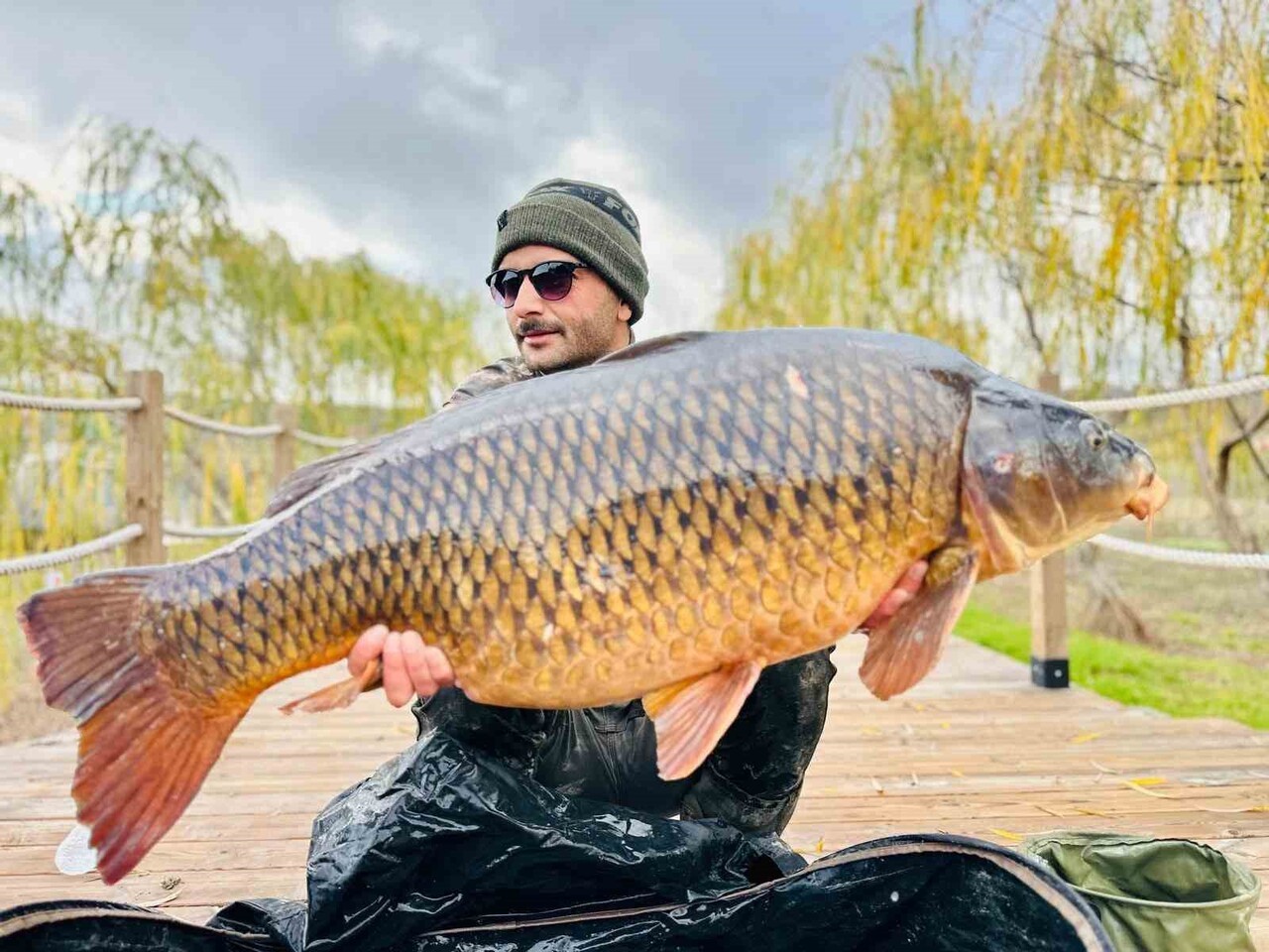 PELİTOZU GÖLETİ'NDE 21,5 KİLOLUK DDEV SAZAN "YAKALA-BIRAK" YÖNTEMİYLE SUYA GERİ BIRAKILDI