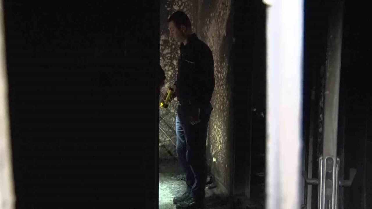 PENDİK FEVZİ ÇAKMAK MAHALLESİ'NDE GECE SAATLERİNDE BİR EVDE ÇIKAN YANGINDA NEDENİYLE Ö.S. (2)...