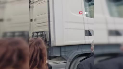 Pendik Kaynarca'da bir araçta başlayan yangın çevrede bulunan bina ve mekanlara da sıçradı. Olay...