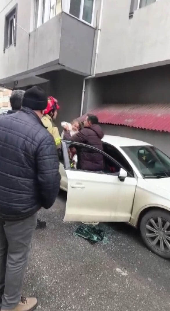 PENDİK KAYNARCA'DA PARK HALİNDEKİ ARAÇ İÇİNDE MAHSUR KALAN ÇOCUK, İHBAR ÜZERİNE OLAY YERİNE GELEN...