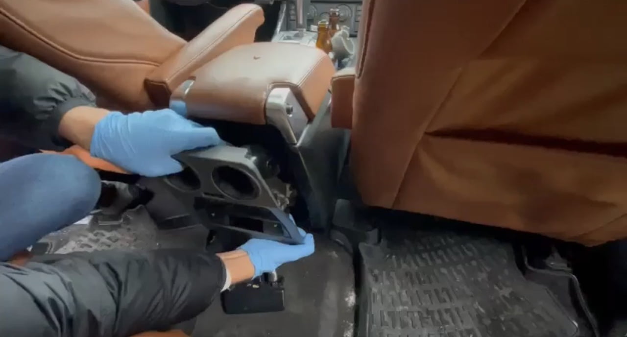 POLİS EKİPLERİNCE DURDURULAN BİR ARAÇTA, ELEKTRONİK SİSTEMLE ÇALIŞAN GİZLİ BÖLME İÇERİSİNDE...