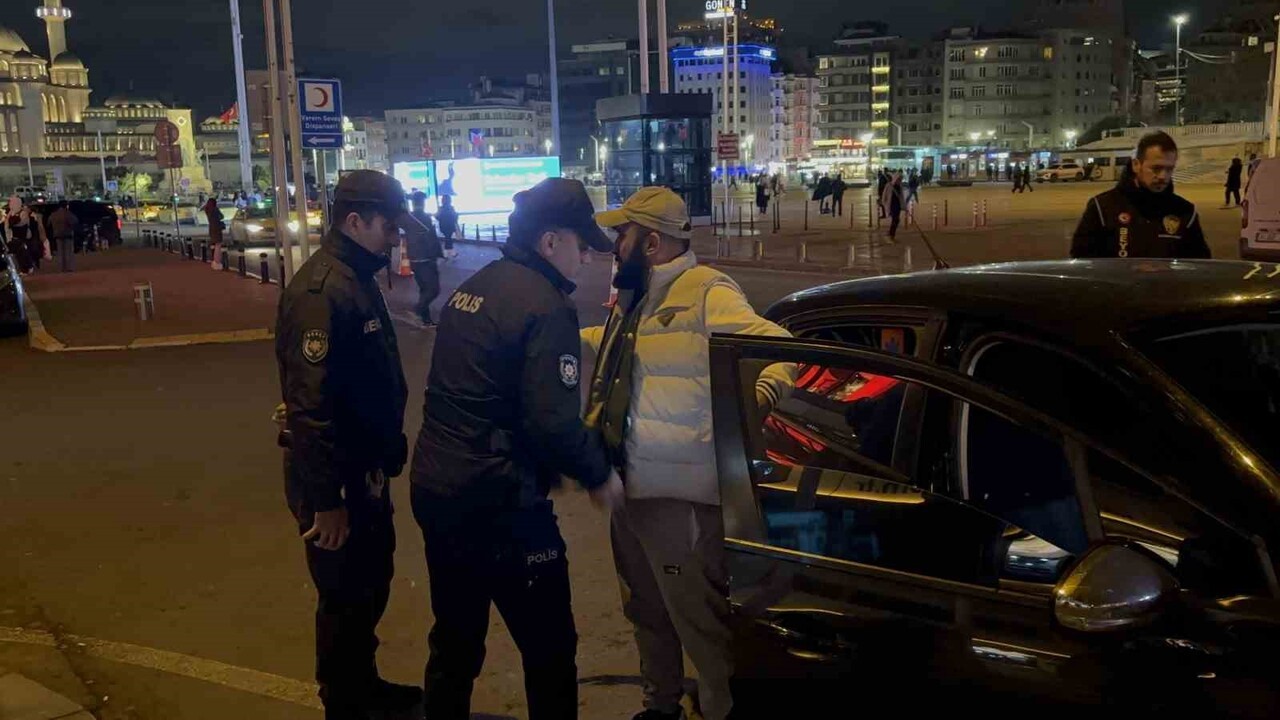 POLİS TAKSİM MEYDANI’NDA KUŞ UÇURTMADI 2