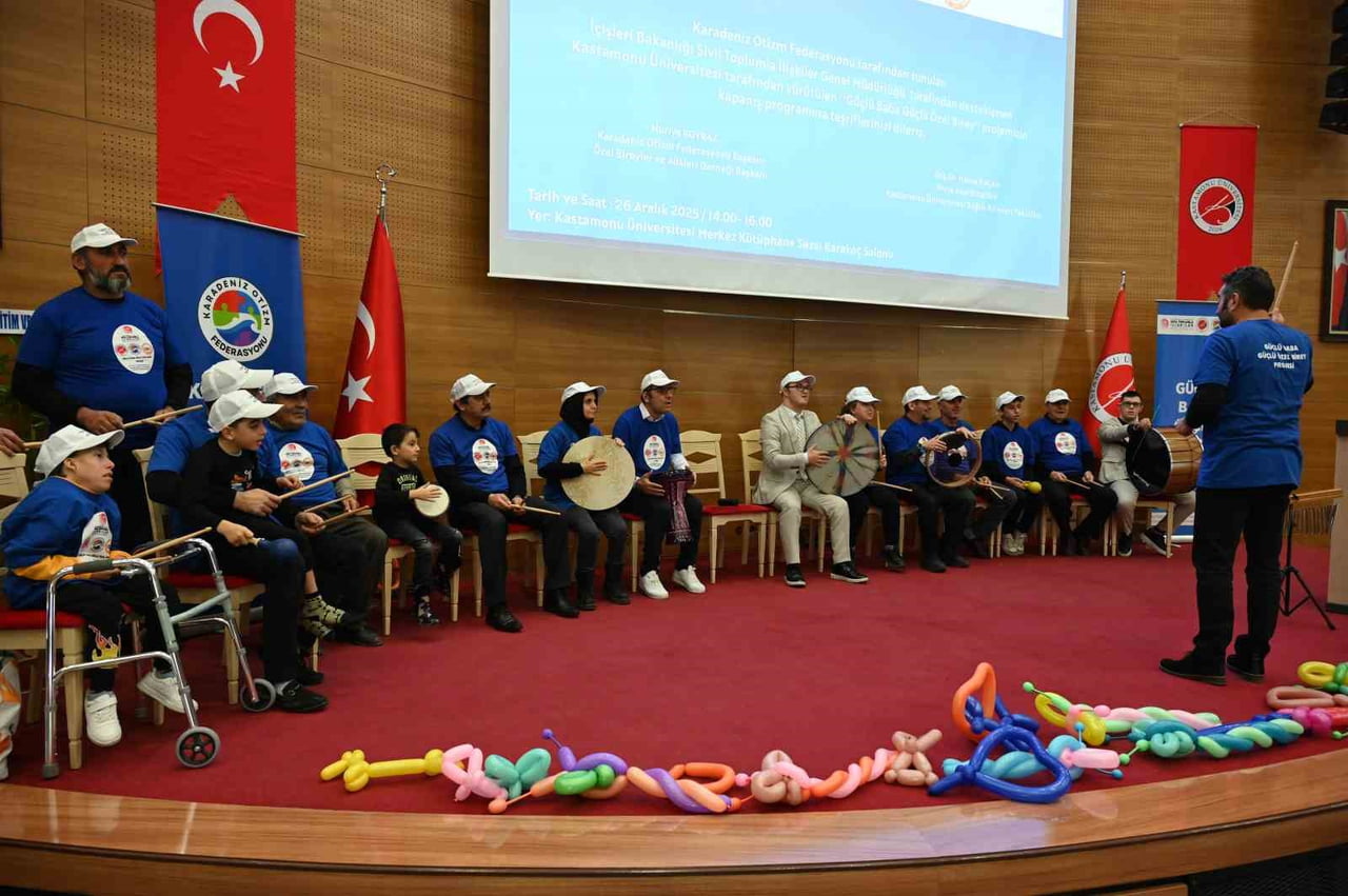 PROGRAM, ÖZEL GEREKSİNİMLİ BİREYLER TARAFINDAN SAHNELENEN ZEYBEK GÖSTERİSİ VE RİTİM GRUBUNUN...