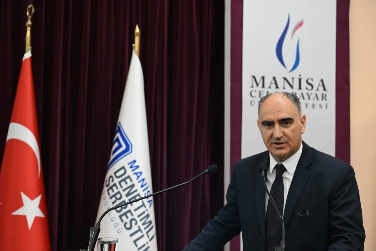 PROGRAMIN AÇILIŞ KONUŞMASINI YAPAN MANİSA VALİSİ VAHDETTİN ÖZKAN, "BUGÜN BURADA, HUKUK DEVLETİNİN...