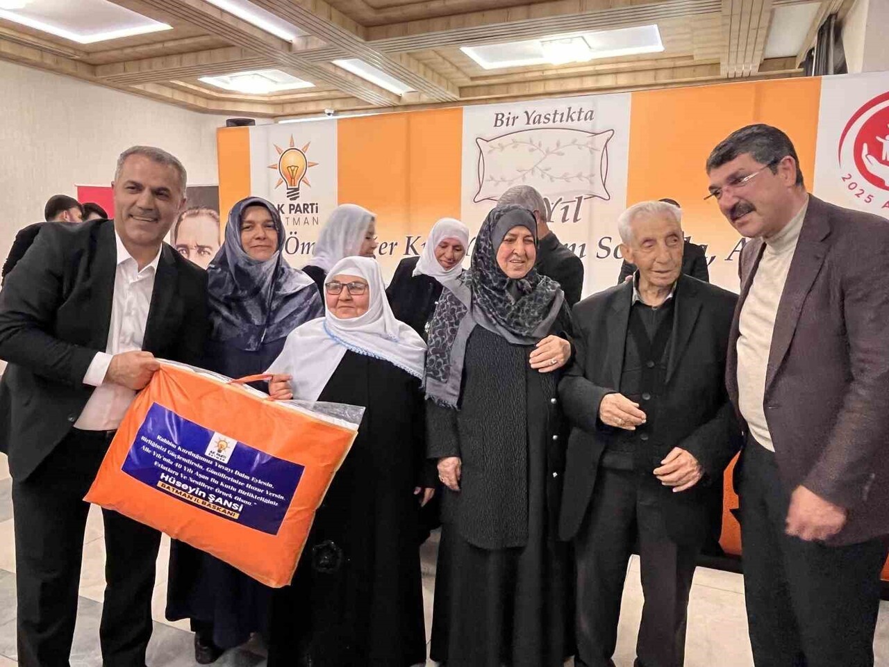 PROGRAMIN ANISINA 40 YIL PASTASI KESİLDİ, ARDINDAN AİLELERE "BİR YASTIKTA KOCAYIN" SEMBOLÜ OLARAK...