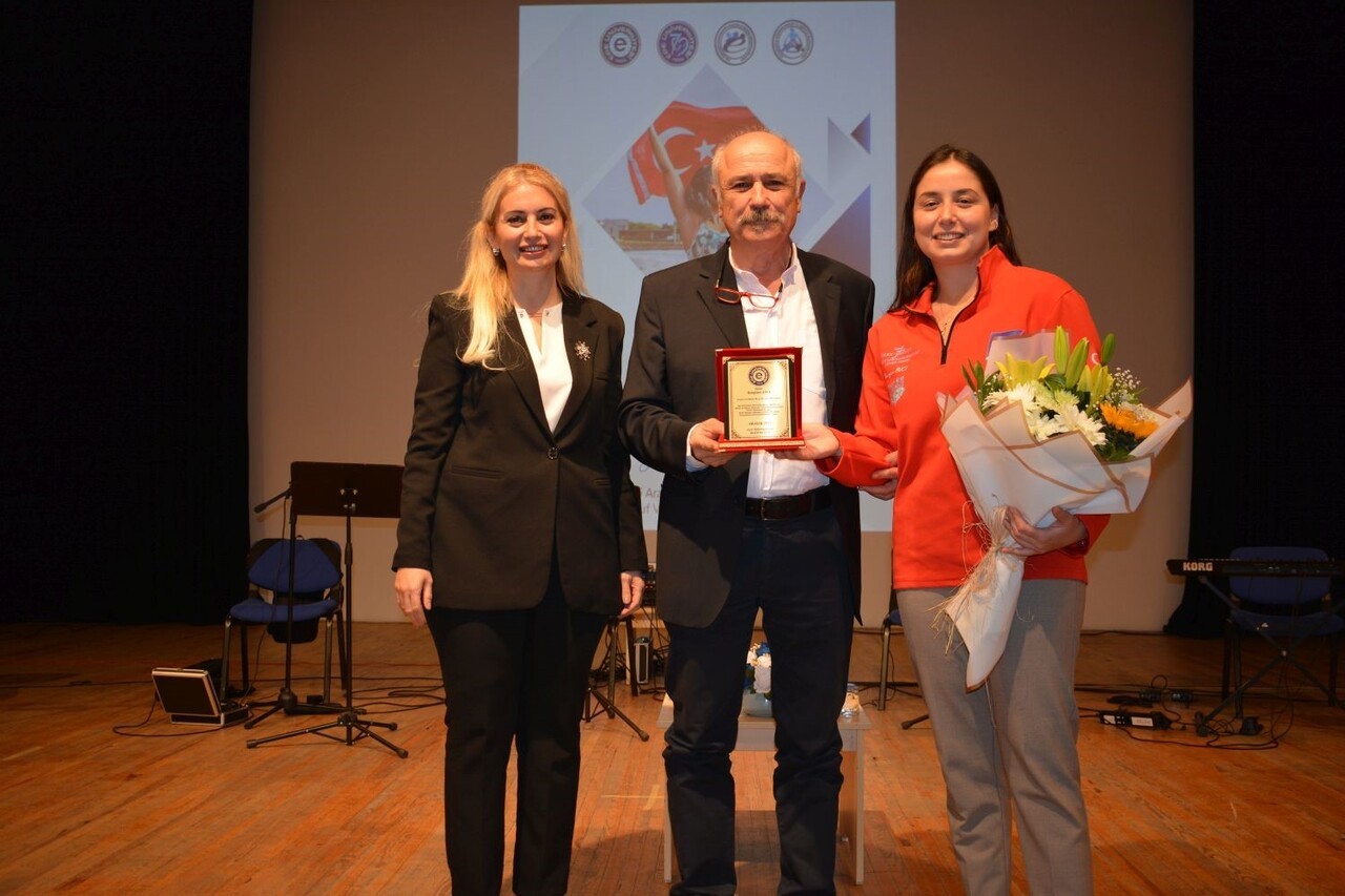 PROGRAMIN SONUNDA MİLLİ YÜZÜCÜ BENGİSU AVCI’YA PLAKET TAKDİMİ YAPILDI.