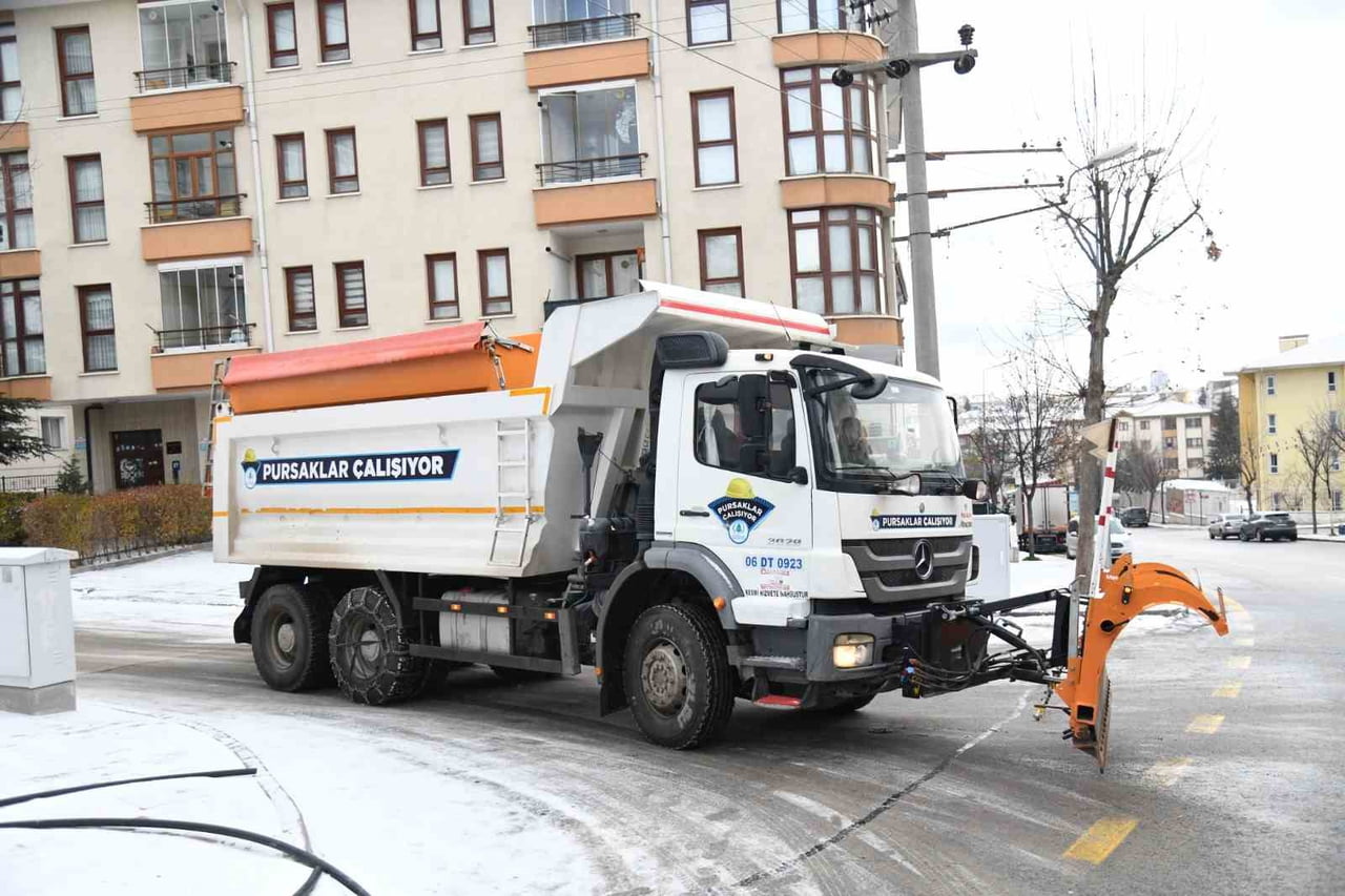 PURSAKLAR BELEDİYESİ, ETKİLİ OLAN YOĞUN KAR YAĞIŞIYLA İLÇE GENELİNDE ULAŞIMIN AKSAMAMASI VE...
