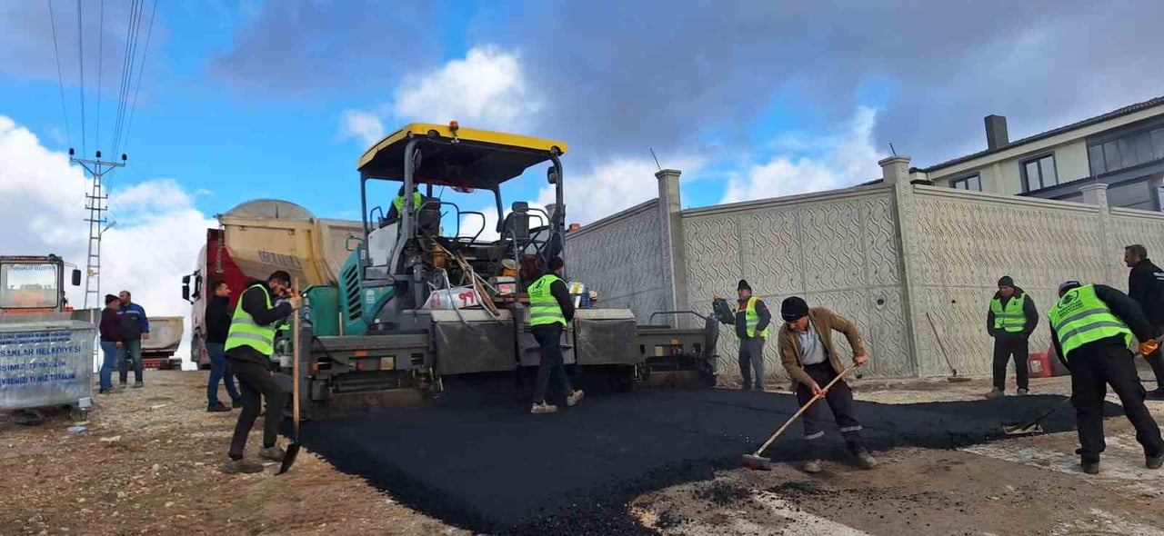 PURSAKLAR BELEDİYESİ, İLÇE GENELİNDE ULAŞIM KONFORUNU ARTIRMAK VE VATANDAŞLARA DAHA GÜVENLİ YOLLAR...