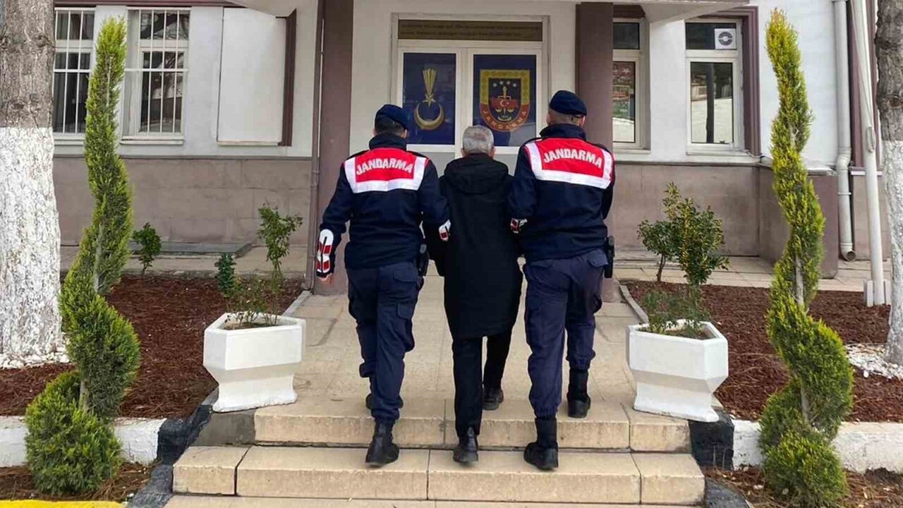 "2313 SKM YASADIŞI EKİM" SUÇUNDAN ARANAN İ.Y. (25) VE "KİŞİNİN KENDİSİNİ KAMU GÖREVLİSİ VEYA...