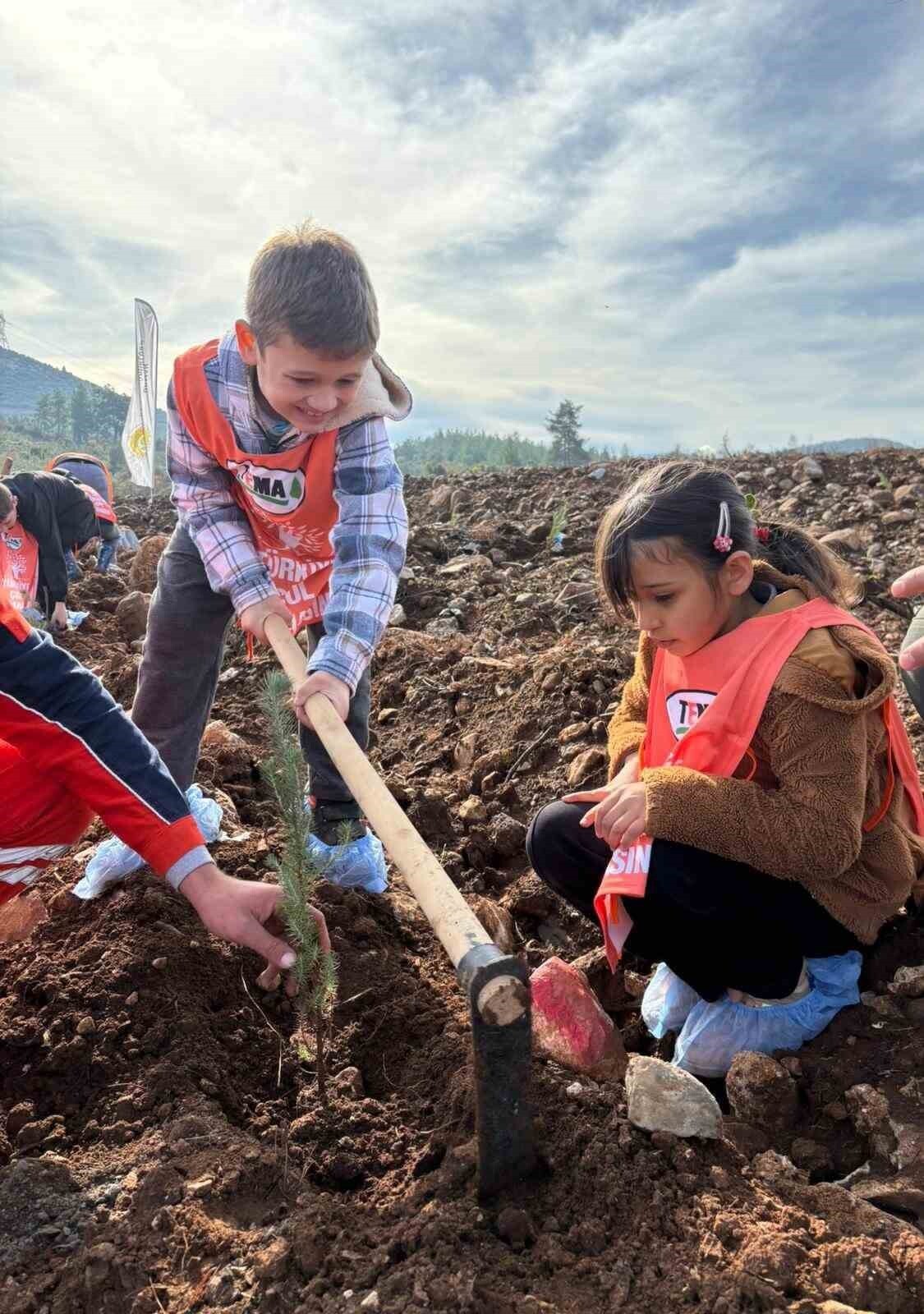 "81 İLDE 81 ORMAN" PROJESİ İLE MUĞLA'DA 20 BİN FİDAN TOPRAKLA BULUŞUYOR.