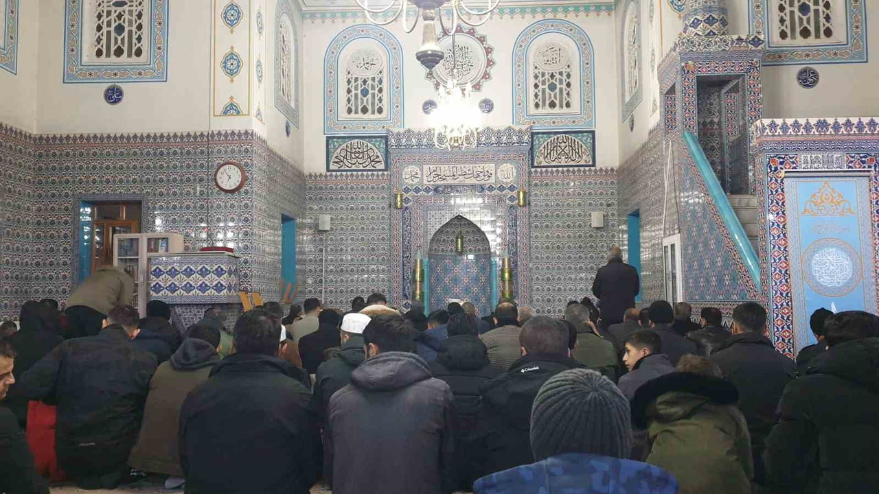 REGAİB GECESİ BAŞKALE'DE MERKEZ BÜYÜK CAMİİ'NDE DÜZENLENEN PROGRAMDA DUALARLA İDRAK...