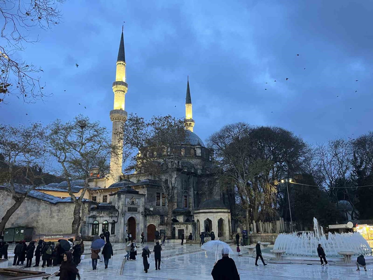 REGAİP KANDİLİ AKŞAMINDA VATANDAŞLAR, EYÜPSULTAN CAMİİ’NE AKIN ETTİ.